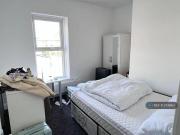 4 bedroom end of terrace house to rent