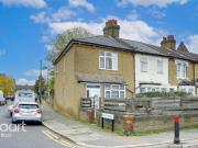 4 bedroom end of terrace house to rent