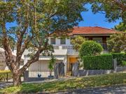 4 Bedroom Family Home with Middle Harbour Views