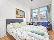 4 bedroom flat in Shepherds Bush zone 2