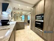 4 bedroom flat to rent