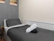 4 Bedroom Home, Abbeywood, Free Parking Sleeps 11