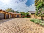 4 Bedroom House For Sale in Sunward Park