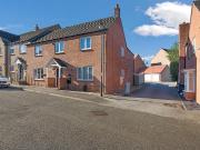 5 bedroom link detached house for sale