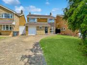 4 bedroom link detached house for sale in Foxbury Close,...