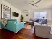 4 BEDROOM, PET FRIENDLY, KIRRA HOUSE 2 MINS TO BEACH!