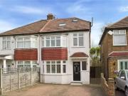 4 bedroom property to let in Cottimore Avenue, Walton On...