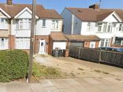 4 bedroom semi detached house for rent in Dunstable...