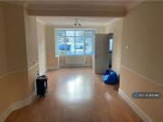 4 bedroom terraced house for rent in West Road, Romford, RM7