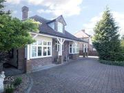 4 Bedrooms Detached bungalow for sale in Barton Road,...