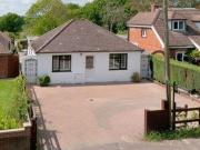 4 Bedrooms Detached bungalow for sale in Colts Hill...