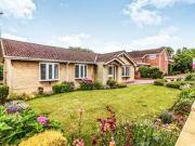 4 Bedrooms Detached bungalow for sale in Queensway,...