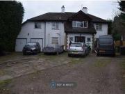 4 Bedrooms Detached house for rent in Bucks Avenue,...