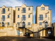 4 Bedrooms Detached house for rent in Claremount Road,...