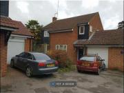 4 Bedrooms Detached house for rent in Dale Court,...