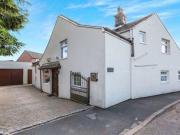 4 Bedrooms Detached house for rent in Leek Lane,...