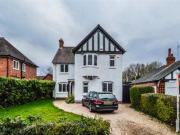 4 Bedrooms Detached house for rent in Oakfield Road,...