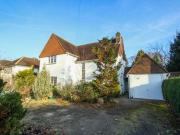 4 Bedrooms Detached house for rent in Parkway, Camberley...