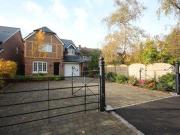 4 Bedrooms Detached house for sale in Burchetts Green...
