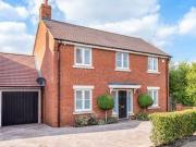 4 Bedrooms Detached house for sale in Maple Close,...