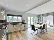 4 Bedrooms Detached house for sale in Mid Street, South...