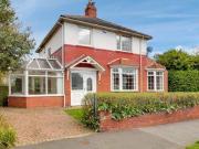 4 Bedrooms Detached house for sale in Parkland Drive,...