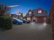 4 Bedrooms Detached house for sale in Priory Avenue,...