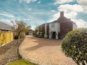 4 Bedrooms Detached house for sale in Stow Road, Sturton...
