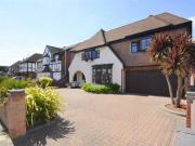 4 Bedrooms Detached house for sale in The Broadway,...