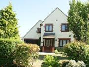 4 Bedrooms Detached house for sale in Vicarage Road,...