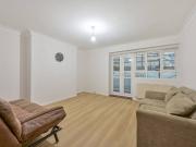 4 Bedrooms Flat for Rent in Esher Gardens | Foxtons