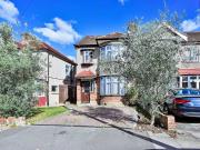 4 Bedrooms House end of terrace for Rent in Sandhurst...