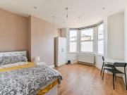 4 Bedrooms House semi detached for Rent in Portland Road...