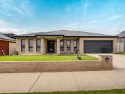 4 BEDROOMS PLUS SPARKLING POOL