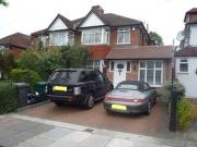 4 Bedrooms Semi detached house for rent in Copthall...