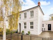 4 Bedrooms Semi detached house for rent in Kings Road,...