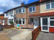 4 Bedrooms Semi detached house for rent in Station...