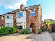 4 Bedrooms Semi detached house for sale in Birdwood...