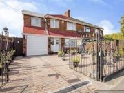 4 Bedrooms Semi detached house for sale in Dorton...