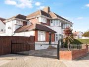 4 Bedrooms Semi detached house for sale in Felbridge...