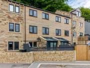 4 Bedrooms Town house for sale in Howgate Road,...