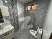 4 Marla Flat For Rent Near To Emporium And McDonald... 4 Marla Flat For Rent Near To Emporium And McDonald...