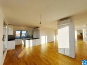 4 Zimmer DG Wohntraum mit 130m² Terrassen und privatem Pool!