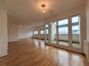 4 Zimmer DG Wohnung mit 2 Bädern und 8m² Terrasse!...