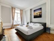 50m² flat nestled between the Champs Élysées and the Arc...