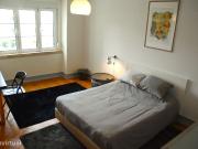 51128 Quarto com cama de casal em apartamento.