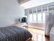 514285 Quarto com cama de casal em.
