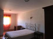 515117 Quarto com cama de casal, com WC.