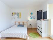 5159 Quarto com cama de casal perto do metro.