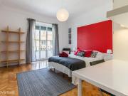 51612 Quarto com cama de casal, com varanda.